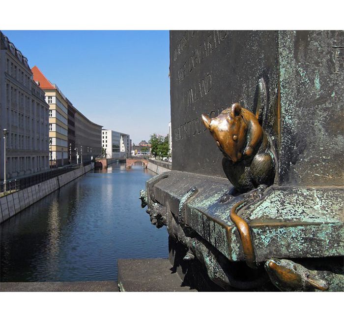 Berlin photograph - on the Gertrauden bridge, left side - photo cult berlin