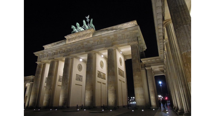 cult-berlin Night at Brandenburg Gate